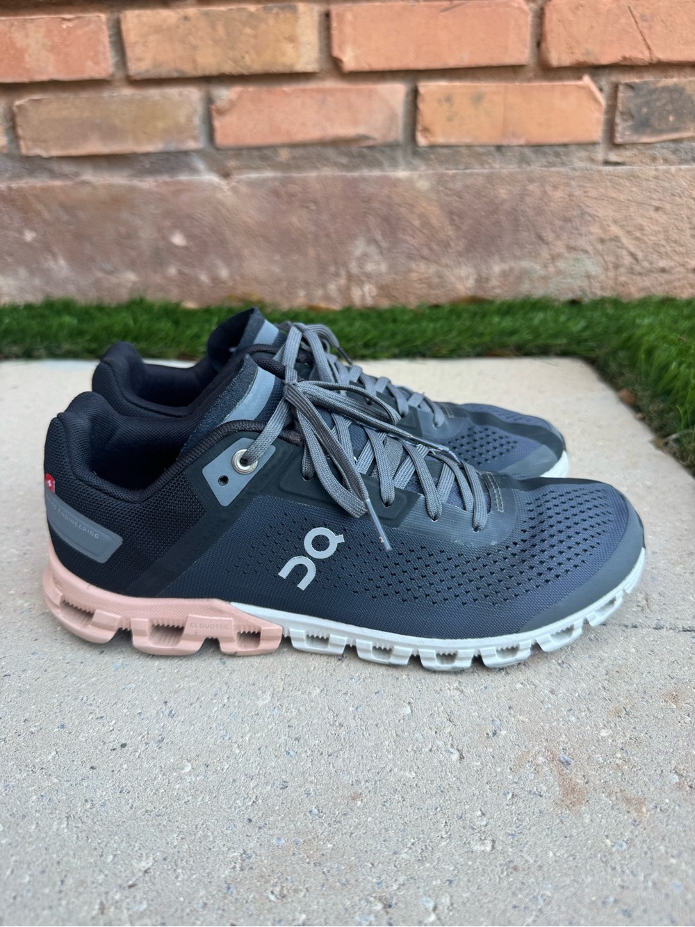 On Running Cloudflow — Women's Size 8 — Rock Rose Colorway